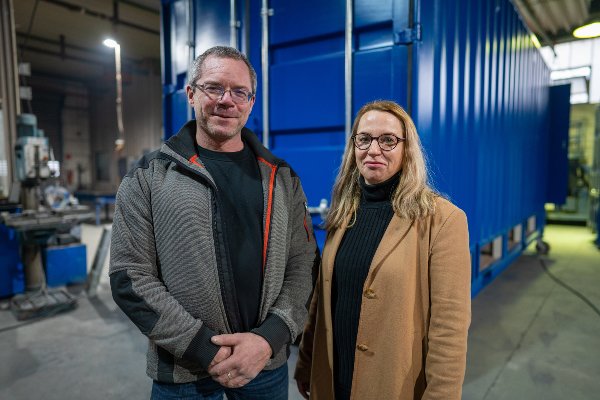 Björn Famulla und Claudia Famulla, Geschäftsführung, in der Halle in Holzwickede